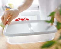 Julia e Natalia, especialistas em limpeza: "Para remover a gordura dos recipientes Tupperware, colocamos um papel-toalha com vinagre e detergente dentro e sacudimos."