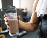 5 bebidas que não combinam bem com proteína em pó: descubra o que escolher!
