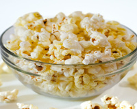 Nem na geladeira, nem no armário: onde guardar a pipoca para ela não murchar e ficar crocante dias depois