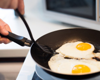 É por isso que você deveria borrifar um pouco de vinagre antes de fritar ovos: dica simples funciona como mágica