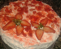 Bolo de morango e marshmallow