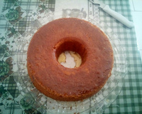 Bolo simples de coco com cobertura de chocolate (muito fácil)