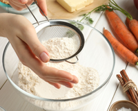 Por que algumas receitas pedem para peneirar a farinha? Descubra o que isso muda no preparo