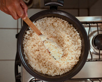 Arroz temperado na medida certa tem um ingrediente secreto simples que você tem em casa