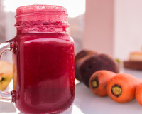 O suco perfeito para o seu verão: 5 motivos para tomar suco de beterraba com cenoura