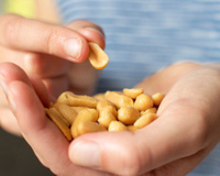 Comer muito amendoim faz mal? Entenda benefícios, efeitos colaterais e muito mais!