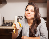 Passei a comer uma banana depois do jantar desde que descobri os benefícios desse hábito delicioso para a minha saúde