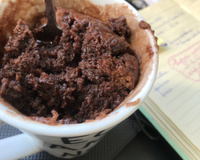 Bolo de caneca com cobertura de chocolate