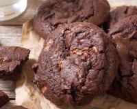 Cookie de achocolatado é a nova alegria da criançada: é só misturar 4 ingredientes simples em uma tigela e levar ao forno que fica perfeito