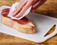 Esse truque com papel-toalha vai deixar sua carne sequinha e com aquela crostinha crocante que todo mundo ama
