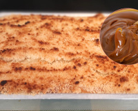 Essa cuca de banana tradicional da roça fica ainda mais deliciosa com doce de leite, não vai sobrar nem farelo!