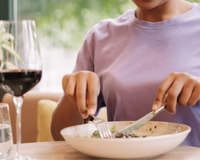 Pessoas que gostam de comer sozinhas em restaurantes têm 7 características raras em comum que quase ninguém imagina