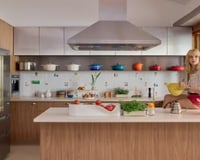 Com fogão de R$ 55 mil, cozinha de luxo e a ambientes amplos, filha de Xuxa vive em casa de 308 m² em vila reservada em São Paulo