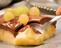 A sobremesa mais prática para esse fim de ano é o bombom de uva na travessa: faço todo ano e sempre faz sucesso