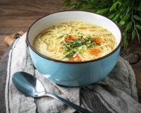 Sopa de frango com legumes e macarrão