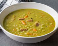 A sopa de ervilha fica muito mais gostosa quando você tempera desse jeito: fiz pela primeira vez e não acreditei na diferença!