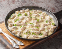 Nem parece receita simples: esse frango com creme de cebola, queijo e farofinha crocante é de outro mundo