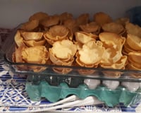 Cestinhas com massa de pastel distribuídas na travessa