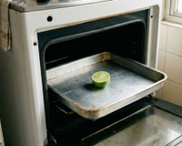 Por que alguém colocaria meio limão no forno, e qual seria o propósito disso?