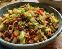 Tem carne moída e repolho em casa? Aproveite para fazer este jantar de uma panela só que fica pronto em 20 minutos