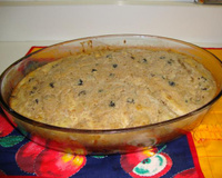 Cuca de banana com passas