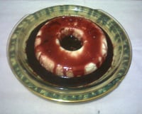 Manjar branco com calda de vinho