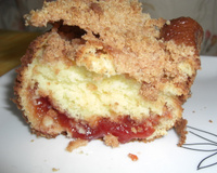 Bolo com recheio de goiabada e cobertura crocante