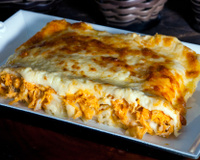 Cuidado! Essa receita de lasanha de frango aos quatro queijos vai te viciar e você vai querer fazer a semana toda