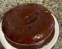Bolo de cenoura com calda de chocolate
