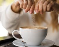 Sal no café? É por isso que você deveria colocar uma pitada desse tempero na bebida para obter benefícios