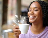 Não é impressão sua: beber café ao acordar realmente melhora o seu humor, mas é preciso cuidado!