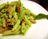 Salada de penne com pesto de rúcula