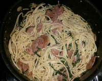 Macarrão com linguiça calabresa e creme de leite