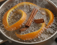Vi minha avó ferver cascas de laranja com canela a vida inteira e agora não vivo sem esse truque em casa