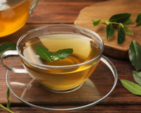 Chá de folha de louro é bom para desinchar a barriga? Entenda benefícios e aprenda como fazer