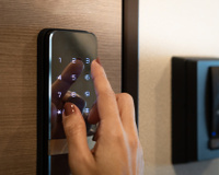 Essa fechadura digital deixou minha casa mais segura e moderna — e está com mais de 50% de desconto