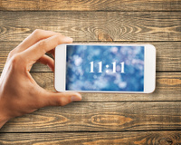 Você está na cozinhando, olha o celular e lá está o horário 11:11: saiba por que você deve fazer um pedido