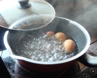 Ovo cozido explode? Descubra o que pode causar o acidente perigoso que virou trend no TikTok