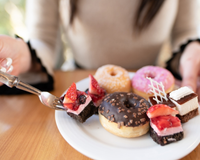 O que fazer depois de exagerar no açúcar: dicas de especialistas para se recuperar sem dietas radicais