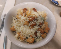 Estou obcecada por essa salada caesar com pipoquinhas de frango e agora faça toda semana aqui em casa