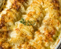Aprenda como fazer batatas com crosta de queijo, bem cremosas por dentro e gratinadas por fora em um preparo simples