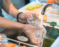 Como limpar copos de vidro: 2 truques para deixá-los brilhando