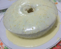 Bolo de laranja com cobertura de laranja.