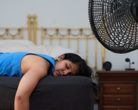Poucas pessoas sabem o perigo silencioso de dormir com o ventilador ligado no calor