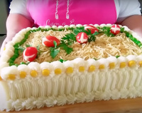 Essa é a torta fria que levo nas comemorações: receita de bolo salgado com pão de forma, frango, milho, batata e muito mais!