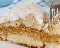 Melhor bolo de coco é recheado com doce de leite caseiro, toda vez que faço essa receita, acaba em segundos!