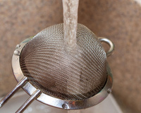 Durante anos, a água passava direto pela peneira sem tirar o detergente, até que aprendi como lavá-la do jeito certo