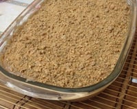 Pavê de paçoca na travessa finalizada com paçoca