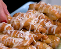 Tipo um bolinho de chuva diferente: receita sem forno, sem leite, sem espera e sem bagunça, não acredito que deu certo!