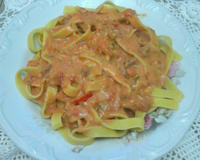 Penne ao molho rosé com bacon e calabresa